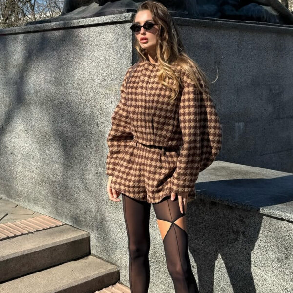 SHEER TIGHTS WITH CROSS STRAP DESIGN